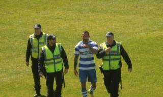 Футболист нокаутира противник и съдията (ВИДЕО)