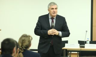 Ивайло Калфин: Този бюджет е просто, за да има нещо до края на годината. В него няма политики