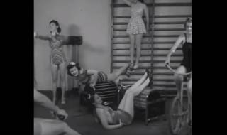 Надникнете в дамския фитнес от 1940-а (Видео)