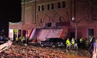 Рухна покривът на театър в Илинойс, загина човек ВИДЕО