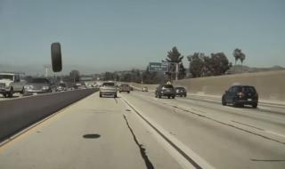 Автопилотът на Tesla спаси колата от летящо колело (ВИДЕО)