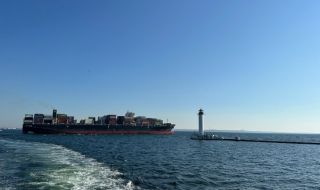 Блокиран от години кораб напусна украинските териториални води