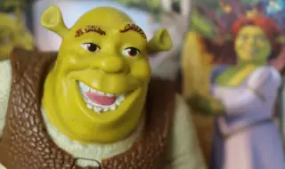 Филипинка се моли на статуетка на Шрек, мислейки я за Буда