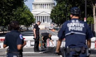 Мъж се вряза с кола в барикада пред Капитолия в САЩ и се самоуби