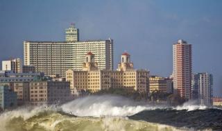 Куба залята от огромни вълни (ВИДЕО)