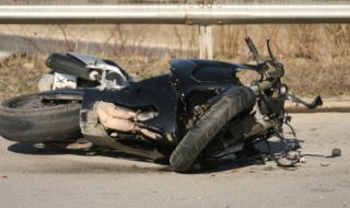 Моторист загина на място край Казанлък