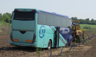 Десет души пострадаха в катастрофа с автобус