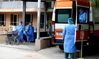 Коронавирус: Какво стана ясно сега, когато пандемията покосява медиците