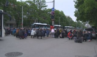 Протестите на мястото на катастрофата, взела две жертви в София, продължават и днес