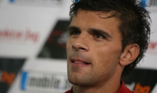 Фенове скочиха да бият Вальо Илиев заради неправилно паркиране