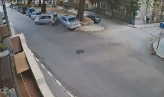 Млад шофьор помля колона от паркирани коли в Асеновград ВИДЕО
