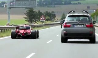 Болид от Формула 1 бе засечен на магистрала заедно с други автомобили (ВИДЕО)