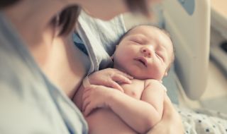 Нова мода при цезаровото сечение: Майките сами вадят бебетата от утробата си (ВИДЕО)
