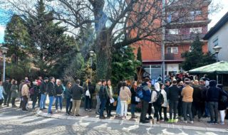 Хиляди млади хора от България атакуват секцията за гласуване в Цариброд