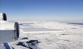 Най-големият айсберг в света пътува към открития океан (СНИМКИ)