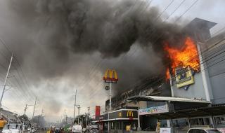 Трагедия! Десетки загинаха при пожар в мол