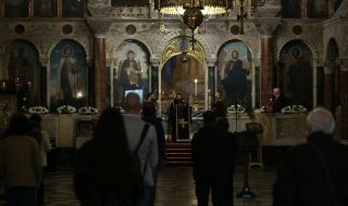 Опашка от хора да минат под плащеницата в "Свети Александър Невски"