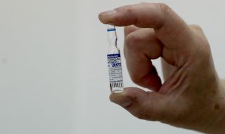 Съседите признаха за спешна употреба руската ваксина