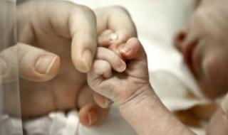 Все по-малко български семейства осиновяват деца у нас