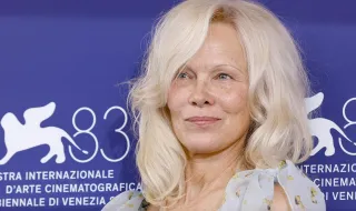 Памела Андерсън с ослепителна жълта рокля във Венеция (СНИМКА)