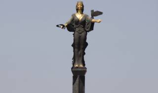 Статуята на София светва в зелено по повод Седмицата на гората