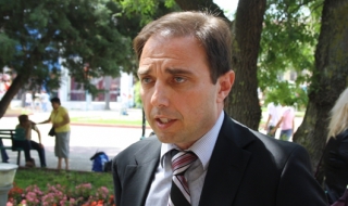 Запалиха колата на директора на Слънчев бряг