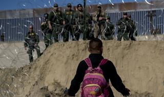 Мини война на границата между САЩ и Мексико (СНИМКИ)