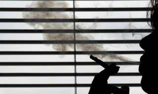 Властта мина на е-цигари и лепенки