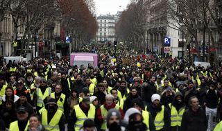 Пълна блокада! Стачките във Франция прекъсват доставките на горива, пътуванията с влакове и самолети