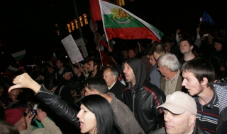 Прогноза: След година - оставка въпреки затихващите протести