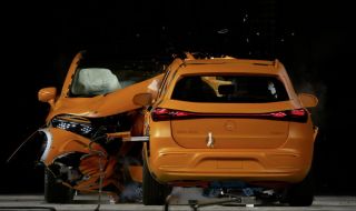 Mercedes блъсна два електромобила, за да докаже, че са безопасни