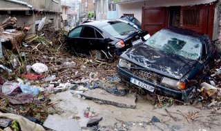 Отчисляват пострадалите от наводнението автомобили