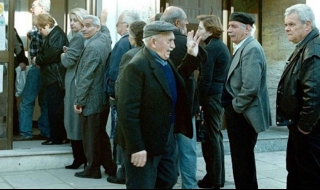 Кредиторите искат ново орязване на пенсиите в Гърция