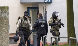 Германската полиция разпитва сириец за връзки с издирвания терорист