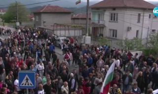 Протест блокира движението към Банско
