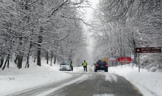 Силен снеговалеж на Витоша, затвориха пътя между "Драгалевци" и "Алеко"