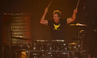 Барабанистът на Midnight Oil Роб Хърст си отиде на 70-годишна възраст