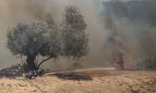 Пожар един от районите на най-близкия до България мегаполис