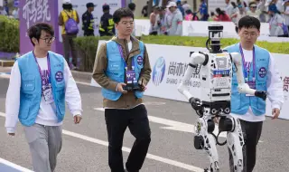 Робот надбяга всички хора на полумаратона в Пекин и би световния рекорд (СНИМКИ)
