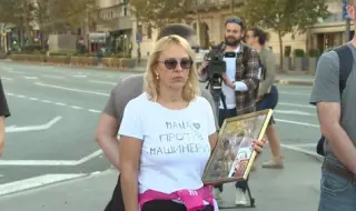 Майка на загинал под козирката на гарата в Нови Сад започна гладна стачка