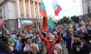 Протестиращите се поклониха пред ковчега на Борисовата диктатура
