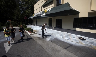 Сърбин хвърли коктейли Молотов по ресторант на Макдоналдс в Белград