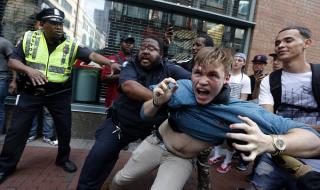 Демонстрации и напрежение в Бостън