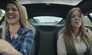 Колко забавен може да е Jaguar F-Type R