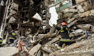Откриха телата на 44 цивилни под развалините на сграда, бомбардирана от руснаците