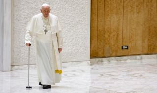 Папа Франциск е приет в болница в Рим с респираторна инфекция
