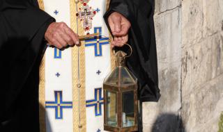 Гърция: църквата пази от Ковид-19?