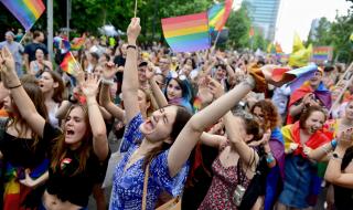 Арестуваха ЛГБТ активисти за оскверняване на паметници