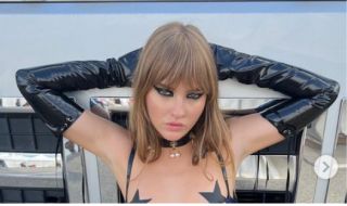 Звезда от "Евровизия" се появи по гола гърда на музикалните видео награди на MTV (СНИМКА)