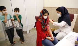 Иран започва ваксинация на деца срещу COVID-19